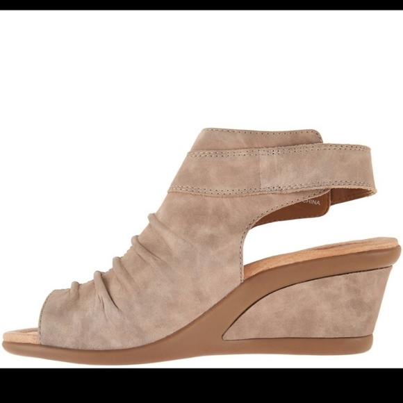 EARTH Adina Sz 7 Leather Ruched Peep Toe Wedges - Picture 2 of 8